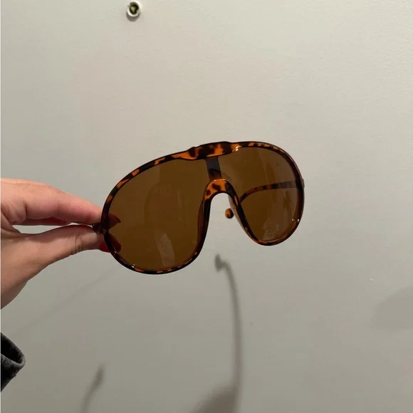 Oversized Tortoise Aviator Style Sunglasses - Picture 3 of 4